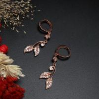 Gümüş roz renkli zirkon taşlı trend özel işlemeli model küpe takı